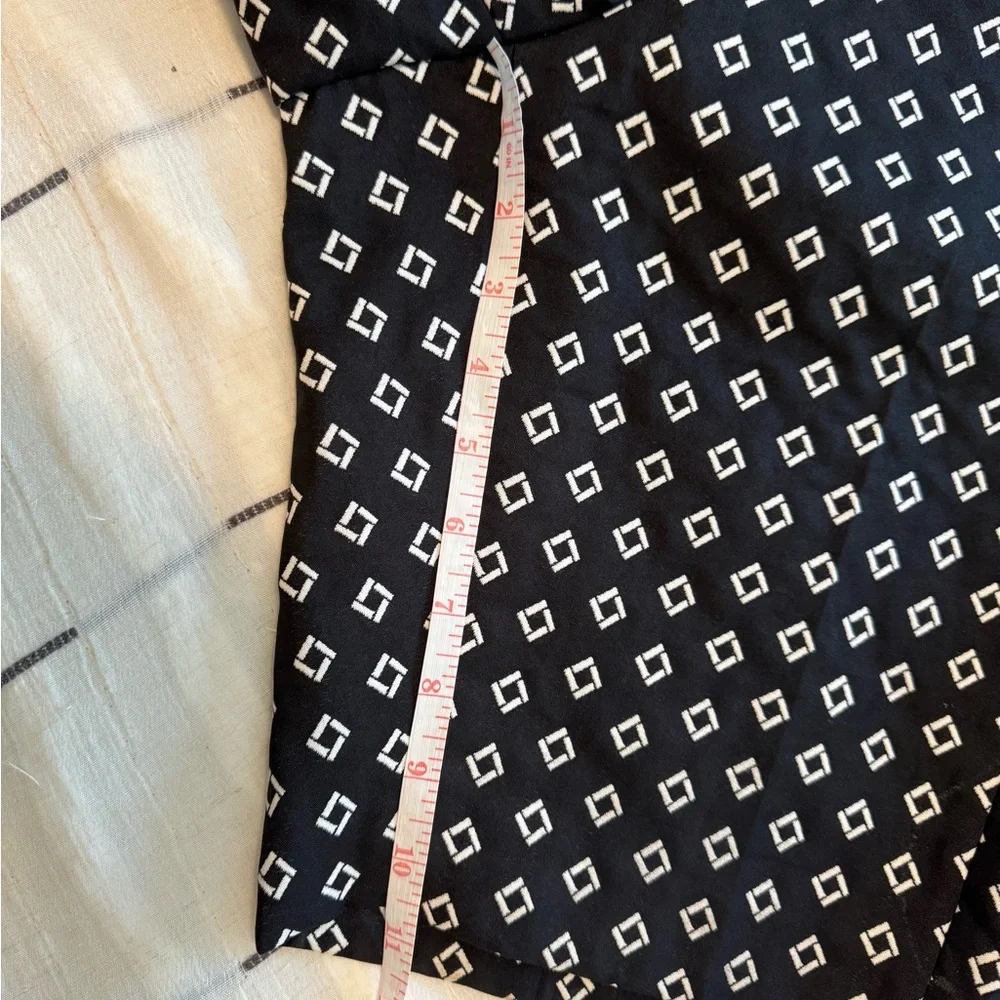 Vince Camuto Black & White Geometric Print Shorts - Size 12 - Pockets!